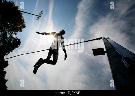 23. April 2010 - Tampa, Florida, US - TP 321541 FOUN TRACK 1.EDMUND D. Brunnen | Zeiten. (23.04.2010 Abguss) Armwood High-School-Sportler Leon McQuay löscht ein 6'2 '' Hochsprung an der Bezirk 3A-9 Track Meet an der Armwood High School am 23. April 2010.   [EDMUND D. Brunnen, mal] (Kredit-Bild: © St. Petersburg Times/ZUMApress.com) Stockfoto