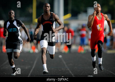 23. April 2010 - Tampa, Florida, US - TP 321541 FOUN TRACK 3.EDMUND D. Brunnen | Zeiten. (23.04.2010 Abguss) Hillborough High-School-Sportler Terrence Mitchell, Center, läuft die 100 Meter Strich an der Bezirk 3A-9 Track Meet an der Armwood High School am 23. April 2010. Mitchell gewann das Rennen.  [EDMUND D. Brunnen, mal] (Kredit-Bild: © St. Petersburg Times/ZUMApress.com) Stockfoto