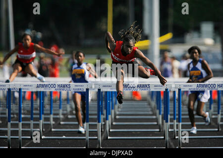 23. April 2010 - Tampa, Florida, US - TP 321541 FOUN TRACK 2.EDMUND D. Brunnen | Zeiten. (23.04.2010 Abguss) Hillsborough Narricka Williams, zentrieren, springt die letzte Hürde auf dem Weg zum Gewinn der Mädchen 100 Meter Hürde Veranstaltung im Bezirk 3A-9 Track Meet an der Armwood High School am 23. April 2010.   [EDMUND D. Brunnen, mal] (Kredit-Bild: © St. Petersburg Times/ZUMApress.c Stockfoto