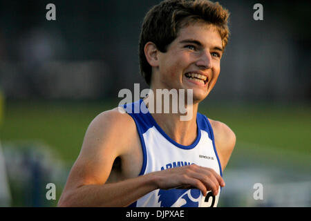 23. April 2010 - Tampa, Florida, US - TP 321541 FOUN TRACK 9.EDMUND D. Brunnen | Zeiten. (23.04.2010 Abguss) Armwood High-School-Sportler Ben Hilton ist alle lächelt, als er um die Jungs 3200 Meter-Lauf auf dem Bezirk 3A-9 Track Meet an der Armwood High School am 23. April 2010 gewinnen die Ziellinie überquert.   [EDMUND D. Brunnen, mal] (Kredit-Bild: © St. Petersburg Times/ZUMApress.com) Stockfoto