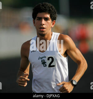 23. April 2010 - Tampa, Florida, US - TP 321541 FOUN TRACK 4.EDMUND D. Brunnen | Zeiten. (23.04.2010 Abguss) Sicheln High-School-Sportler Julian Gines überquert die Ziellinie um die jungen 1600-Meter-Lauf auf dem Bezirk 3A-9 Track Meet an der Armwood High School am 23. April 2010 zu gewinnen.   [EDMUND D. Brunnen, mal] (Kredit-Bild: © St. Petersburg Times/ZUMApress.com) Stockfoto