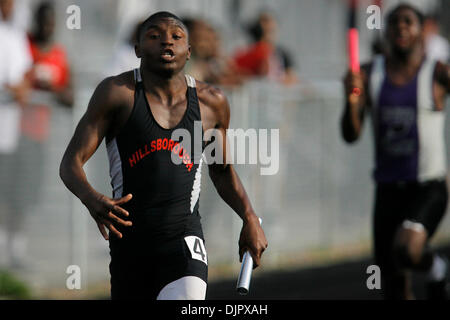 23. April 2010 - Tampa, Florida, US - TP 321541 FOUN TRACK 5.EDMUND D. Brunnen | Zeiten. (23.04.2010 Abguss) Hillsborough Jeremiah Green wird ausgeführt, um die jungen 4 x 100-Staffel-Event im Bezirk 3A-9 Track Meet an der Armwood High School am 23. April 2010 zu gewinnen.   [EDMUND D. Brunnen, mal] (Kredit-Bild: © St. Petersburg Times/ZUMApress.com) Stockfoto