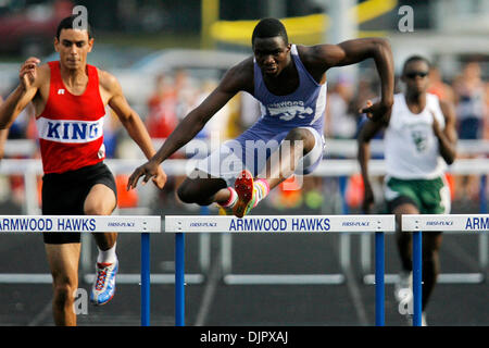 23. April 2010 - Tampa, Florida, US - TP 321541 FOUN TRACK 6.EDMUND D. Brunnen | Zeiten. (23.04.2010 Abguss) Armwood High-School-Sportler Richard Jules läuft die 300 Meter Hürde Veranstaltung an der Bezirk 3A-9 Track Meet an der Armwood High School am 23. April 2010.   [EDMUND D. Brunnen, mal] (Kredit-Bild: © St. Petersburg Times/ZUMApress.com) Stockfoto