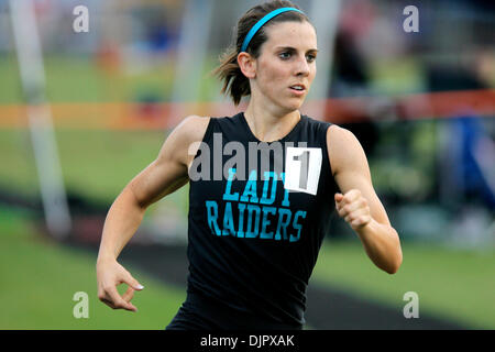 23. April 2010 - Tampa, Florida, US - TP 321541 FOUN TRACK 7.EDMUND D. Brunnen | Zeiten. (23.04.2010 Abguss) Plant City High School Läufer Erika Kolakowski kreist die Strecke auf dem Weg zu gewinnen die Mädchen 800 m-Lauf auf dem Bezirk 3A-9 Track Meet an der Armwood High School am 23. April 2010.   [EDMUND D. Brunnen, mal] (Kredit-Bild: © St. Petersburg Times/ZUMApress.com) Stockfoto