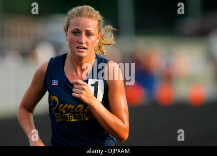 23. April 2010 - Tampa, Florida, US - TP 321541 FOUN TRACK 8.EDMUND D. Brunnen | Zeiten. (23.04.2010 Abguss) Durant High-School-Sportler Grace VanDeGrift (Cq Roster) überquert die Ziellinie um die Mädchen 3200 Meter-Lauf auf dem Bezirk 3A-9 Track Meet an der Armwood High School am 23. April 2010 zu gewinnen.   [EDMUND D. Brunnen, mal] (Kredit-Bild: © St. Petersburg Times/ZUMApress.com) Stockfoto