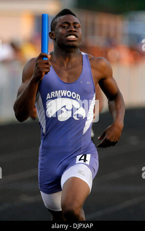 23. April 2010 - Tampa, Florida, US - TP 321541 FOUN TRACK 11.EDMUND D. Brunnen | Zeiten. (23.04.2010 Abguss) Armwood des AJ König läuft die letzte Etappe des Biys 4 x 400-Relais auf dem Bezirk 3A-9 Track Meet an der Armwood High School am 23. April 2010.   [EDMUND D. Brunnen, mal] (Kredit-Bild: © St. Petersburg Times/ZUMApress.com) Stockfoto