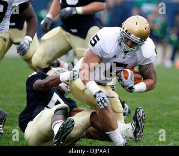 24. April 2010 - South Bend, Indiana, USA - Notre Dame Inslide-Linebacker MANTI TEO'O fängt einen Pass für das Gold-Team und durch Stau ARMANDO ALLEN Samstag während des jährlichen Blau-Gold-Feder-Spiels am Notre Dame Stadium angegangen wird.   (Kredit-Bild: © Jim Reiter/ZUMA Press) Stockfoto