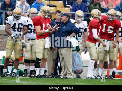 24. April 2010 - South Bend, Indiana, USA - Notre Dame Kopf Trainer BRIAN KELLY Bewertungen pro Spiel mit der Startnummer quarterback DAYNE CRIST Samstag während des jährlichen Blau-Gold-Feder-Spiels am Notre Dame Stadium.  (Kredit-Bild: © Jim Reiter/ZUMA Press) Stockfoto