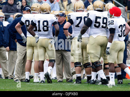 24. April 2010 heizt - South Bend, Indiana, USA - Notre Dame Cheftrainer BRIAN KELLY in der Gold-Huddle Samstag während des jährlichen Blau-Gold-Feder-Spiels am Notre Dame Stadium. (Kredit-Bild: © Jim Reiter/ZUMA Press) Stockfoto