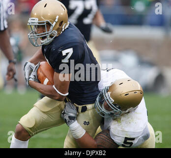 24. April 2010 - South Bend, Indiana, USA - Notre Dame innen Linebacker MANTI TE'O (5) befasst sich breiter Empfänger TJ Jones Samstag während des jährlichen Blau-Gold-Feder-Spiels am Notre Dame Stadium. (Kredit-Bild: © Jim Reiter/ZUMA Press) Stockfoto