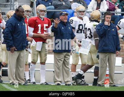 24. April 2010 - South Bend, Indiana, USA - Notre Dame Cheftrainer BRIAN KELLY hat ein paar Wahl Worte für seine Mannschaft Samstag während der jährlichen Blau-Gold Spring Spiel Notre Dame Stadium.  (Kredit-Bild: © Jim Reiter/ZUMA Press) Stockfoto