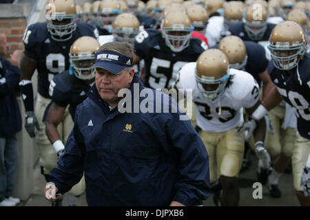 24. April 2010 führt - South Bend, Indiana, USA - Notre Dame Cheftrainer BRIAN KELLY sein Team auf dem Feld Samstag für das jährliche Blau-Gold Spring Spiel Notre Dame Stadium. (Kredit-Bild: © Jim Reiter/ZUMA Press) Stockfoto