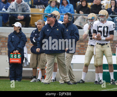 24. April 2010 - South Bend, Indiana, USA - Notre Dame Cheftrainer BRIAN KELLY bellt Anweisungen Samstag während des jährlichen Blau-Gold-Feder-Spiels am Notre Dame Stadium. (Kredit-Bild: © Jim Reiter/ZUMA Press) Stockfoto