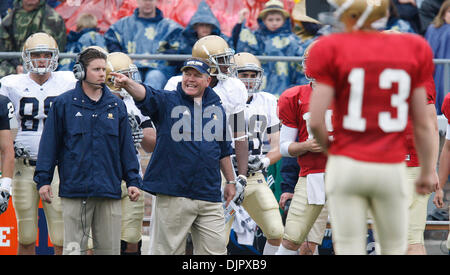 24. April 2010 - South Bend, Indiana, USA - Notre Dame Cheftrainer BRIAN KELLY hat ein paar Wahl Worte für seine Mannschaft Samstag während der jährlichen Blau-Gold Spring Spiel Notre Dame Stadium.  (Kredit-Bild: © Jim Reiter/ZUMA Press) Stockfoto