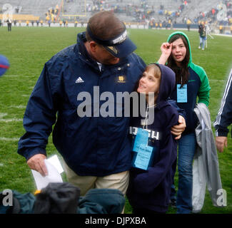 24. April 2010 geht - South Bend, Indiana, USA - Notre Dame Cheftrainer BRIAN KELLY aus dem Feld Samstag mit seiner Tochter Grace nach dem jährlichen Blau-Gold Spring Spiel Notre Dame Stadium.   (Kredit-Bild: © Jim Reiter/ZUMA Press) Stockfoto