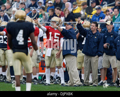 24. April 2010 sendet - South Bend, Indiana, USA - Notre Dame Cheftrainer Brian Kelly in die offensive Signale mit Hilfe von Quarterback Brian Castello Samstag während des jährlichen Blau-Gold-Feder-Spiels am Notre Dame Stadium.   (Kredit-Bild: © Jim Reiter/ZUMA Press) Stockfoto