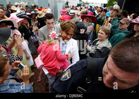 1. Mai 2010 durchgeführt - Louisville, Kentucky, USA - Larry Birkhead seine Tochter Dannielyn, Tochter des verstorbenen Anna Nicole Smith, 136. läuft das Kentucky Derby in Churchill Downs Samstag, 1. Mai 2010. Foto von Charles Bertram (Kredit-Bild: © Lexington Herald-Leader/ZUMApress.com) Stockfoto