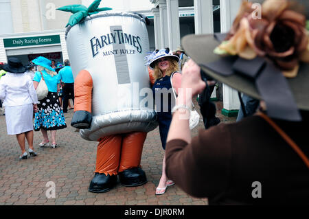 1. Mai 2010 - Louisville, Kentucky, USA - Grace Esposito von Louisville Fotos ihre Freundin Nadine Hartke von Reston, VA., mit den frühen Zeiten Mint Julep am Samstag in Churchill Downs.  Foto von Tom Eblen | Personal (Kredit-Bild: © Lexington Herald-Leader/ZUMApress.com) Stockfoto