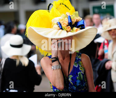 1. Mai 2010 - Louisville, Kentucky, USA - Beth Broderick, ein Event-Planer für Indianapolis, wollten das Derby mit einer Gruppe von Kunden.  Foto von Tom Eblen | Personal (Kredit-Bild: © Lexington Herald-Leader/ZUMApress.com) Stockfoto