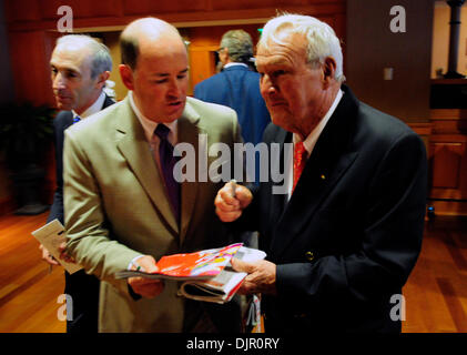 1. Mai 2010 - Louisville, Kentucky, USA - Golf große Arnold Palmer, Recht, Autogramme auf Millionärs Zeile in Churchill Downs Derby am Samstag. Foto von Tom Eblen | Personal (Kredit-Bild: © Lexington Herald-Leader/ZUMApress.com) Stockfoto