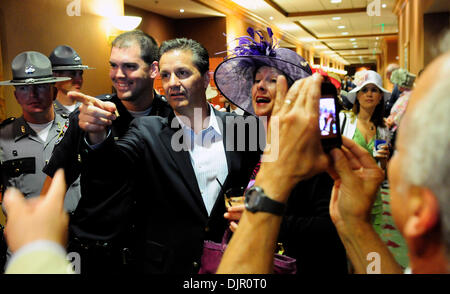 1. Mai 2010 wurde - Louisville, Kentucky, USA - UK Basketball Coach John Calipari mit Foto Anfragen überschwemmt, als er zwischen Suiten im Millionärs-Zeile in Churchill Downs am Samstag ging. Foto von Tom Eblen | Personal (Kredit-Bild: © Lexington Herald-Leader/ZUMApress.com) Stockfoto