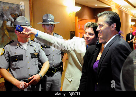 1. Mai 2010 - wurde Louisville, Kentucky, USA - UK Basketball Coach John Calipari, rechts, mit Foto-Anfragen überschwemmt, als er zwischen Suiten im Millionärs-Zeile in Churchill Downs ging. (Kredit-Bild: © Tom Eblen/Lexington Herald-Leader/ZUMApress.com) Stockfoto