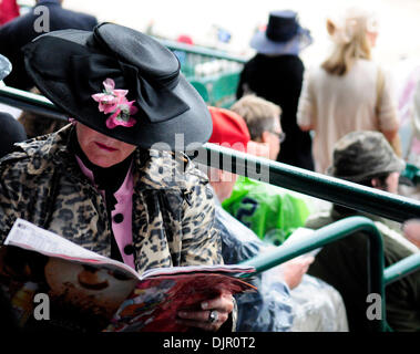 1. Mai 2010 - Louisville, Kentucky, USA - Susan Engel von New Canaan, Connecticut, studiert ihr Programm Samstag in Churchill Downs.  Foto von Tom Eblen | Personal (Kredit-Bild: © Lexington Herald-Leader/ZUMApress.com) Stockfoto