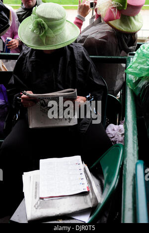 1. Mai 2010 - ließ Louisville, Kentucky, USA - eingehüllt in einen Regenmantel, Charlotte Ross von Columbus, Ohio, nicht den Regen ihr Samstag in Churchill Downs verlangsamen. '' Habe ich heute eine Menge Gewinner hatten,'' sagte sie vor dem Ausführen der Derby. '' Ich mag diese Mudders!'' Foto von Tom Eblen | Personal (Kredit-Bild: © Lexington Herald-Leader/ZUMApress.com) Stockfoto