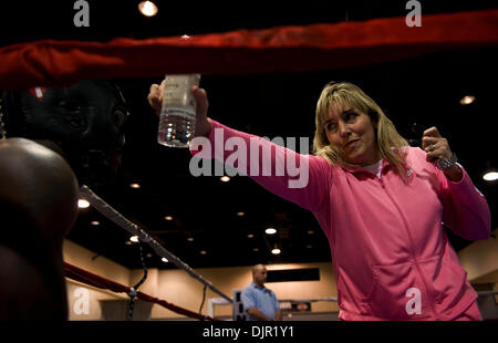 4. Mai 2010 arbeitet - Little Rock, Arkansas, USA - CHRISTY MARTIN, die berühmte Frau Boxer, bekannt als "The Coal Miner es Daughter" die Ecke für ihre Kämpfer, CRAIG DUNCAN, am zweiten Abend des Ring-Aktion an der Golden Gloves nationalen Turnier.  Hunderte von Amateur-Boxer aus 30 verschiedenen Regionen in den Vereinigten Staaten sammelten sich in Little Rock, in der Golden Gloves T zu kämpfen Stockfoto