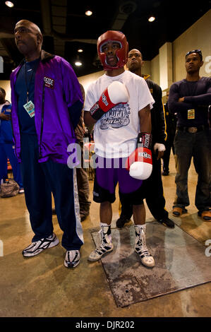 4. Mai 2010 - Little Rock, Arkansas, USA - zweimalige Olympiateilnehmer RAU'SHEE WARREN, Cincinnati, während des Abspielens der Nationalhymne in der zweiten Nacht des Ring-Aktion an der Golden Gloves nationalen Turnier darstellt.  Hunderte von Amateur-Boxer aus 30 verschiedenen Regionen in den Vereinigten Staaten sammelten sich in Little Rock, in der Golden Gloves-Turnier Champion kämpfen Stockfoto