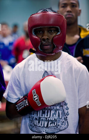 4. Mai 2010 - Little Rock, Arkansas, USA - zweimalige Olympiateilnehmer RAU'SHEE WARREN, Cincinnati, während des Abspielens der Nationalhymne in der zweiten Nacht des Ring-Aktion an der Golden Gloves nationalen Turnier darstellt.  Hunderte von Amateur-Boxer aus 30 verschiedenen Regionen in den Vereinigten Staaten sammelten sich in Little Rock, in der Golden Gloves-Turnier Champion kämpfen Stockfoto