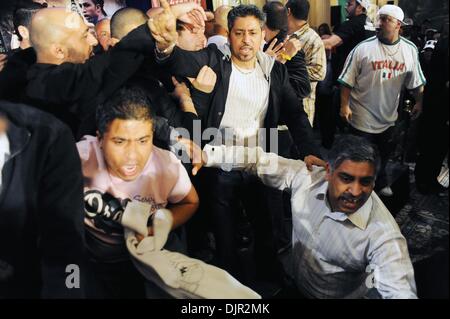 14. Mai 2010 - Manhattan, New York, USA - Amir Kahn Manager ASIF VALI (L) und Khans Vater SHAH TAHIR (R) drücken und schieben nach dem wiegen. WBA Super Leichtgewicht-Herausforderer Amir Khan von Bolton, England (22-1 16 KO) und Paulie Malignaggi von Brooklyn, New York (27-3 5 KO) sind vor dem Kampf im Essex House on Central Park South gewogen. Der Kampf ist geplant Stockfoto