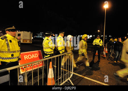 Glasgow, Schottland. 30. November 2013. Ein Polizei-Hubschrauber abgestürzt in einem Pub in Glasgow. Eine Band spielt als der Absturz passiert und Menschen ins Krankenhaus wurden. Bildnachweis: Andrew Steven Graham/Alamy Live-Nachrichten Stockfoto