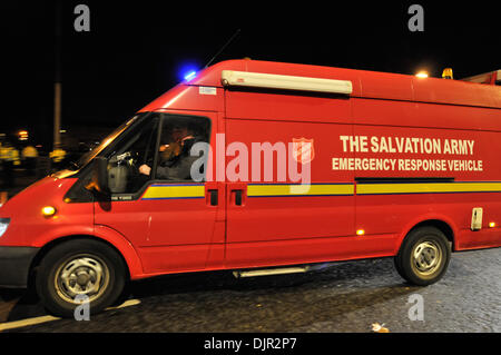 Glasgow, Schottland. 30. November 2013. Ein Polizei-Hubschrauber abgestürzt in einem Pub in Glasgow. Eine Band spielt als der Absturz passiert und Menschen ins Krankenhaus wurden. Bildnachweis: Andrew Steven Graham/Alamy Live-Nachrichten Stockfoto