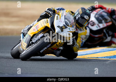 16. Mai 2010 - Sonoma, Kalifornien, USA - DANNY ESLICK nur wenige Augenblicke zuvor behauptete seinen ersten Sieg der Saison in der AMA Pro Daytona Sportbike main Event auf dem Infineon Raceway. (Kredit-Bild: © William G Mancebo/ZUMApress.com) Stockfoto