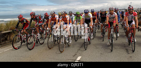 18. Mai 2010 fahren nach dem Start während der dritten Phase der Amgen Tour of California in San Francisco - San Francisco, Kalifornien, USA - das Hauptfeld 16 Nationalmannschaften entlang der Pazifikküste in der Nähe von Pacifica, Kalifornien.  Team Garmin-Transitions D. Zabriskie gewann diese Etappe mit einer Bühne Zeit von 04:26:09 finishing in Santa Cruz, Kalifornien. (Kredit-Bild: © Anthony Bolante/ZUMA Stockfoto