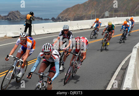 18. Mai 2010 fahren nach dem Start während der dritten Phase der Amgen Tour of California in San Francisco - San Francisco, Kalifornien, USA - das Hauptfeld 16 Nationalmannschaften entlang der Pazifikküste in der Nähe von Pacifica, Kalifornien.  Team Garmin-Transitions D. Zabriskie gewann diese Etappe mit einer Bühne Zeit von 04:26:09 finishing in Santa Cruz, Kalifornien. (Kredit-Bild: © Anthony Bolante/ZUMA Stockfoto