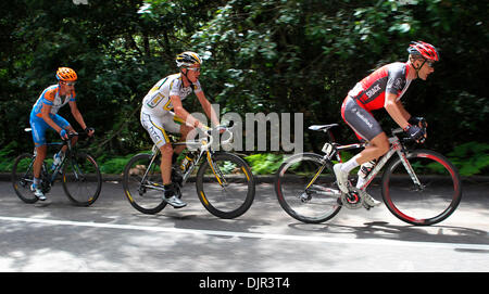 18. Mai 2010 - San Francisco, Kalifornien, USA - dreimalige Tour-Sieger und Titelverteidiger Levi Leipheimer (rechts) des Team Radioshack führt das Hauptfeld vorübergehend während der Boony Doon König der Bergtour während der dritten Phase der Amgen Tour of California.  Leipheimer Dritten während dieser Phase mit einer Endzeit von 04:26:10 platziert und bleibt auch auf dem dritten Platz von der Stockfoto