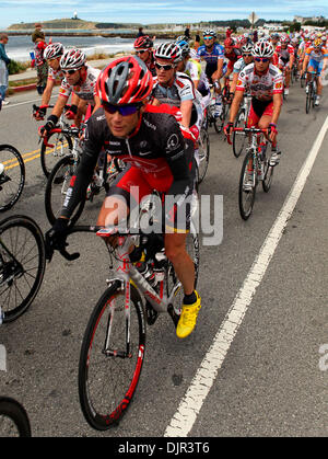 18. Mai 2010 fährt nach dem Start in San Francisco während der dritten Phase der Amgen Tour of California - San Francisco, Kalifornien, USA - Chris Horner des Team Radioshack (vorne) mit dem Hauptfeld entlang der pazifischen Küste von Kalifornien. Team Garmin-Transitions David Zabriskie gewann diese Etappe mit einer Bühne Zeit von 04:26:09 finishing in Santa Cruz, Kalifornien (Credit-Bild: © Anthony Bola Stockfoto