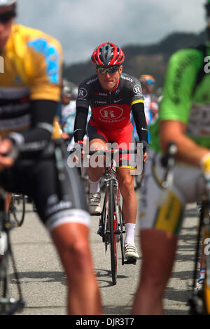 18. Mai 2010 - San Francisco, Kalifornien, USA - dreimalige Tour Sieger und Verteidigung-Champion Levi Leipheimer (rechts) seinen Weg an die Spitze des Pelotons an der Startlinie der dritten Stufe der Amgen Tour of California macht. Leipheimer Dritten während dieser Phase mit einer Endzeit von 04:26:10 platziert und bleibt auch auf dem dritten Platz der Gesamtwertung (Credit-Bild: © Stockfoto