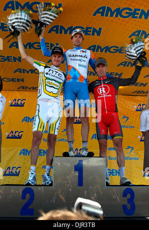 18. Mai 2010 wird von zweiten Platz Winnerr MICHAEL ROGERS (L) von Team HTC-Columbia und LEVI LEIPHEIMER des Team Radioshack auf dem Podium am Ende der dritten Phase der Amgen Tour of California - San Francisco, Kalifornien, USA - Kalifornien-Rundfahrt drei Etappensieger DAVID ZABRISKIE von Team Garmin Transitions (C) flankiert. Zabriskie gewann diese Etappe mit einer Endzeit von 04:26:09.  (C Stockfoto