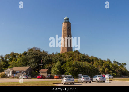 Old Cape Henry Leuchtturm, Museum und Parkplatz auf dem Gelände von Fort Story in Virginia. Stockfoto