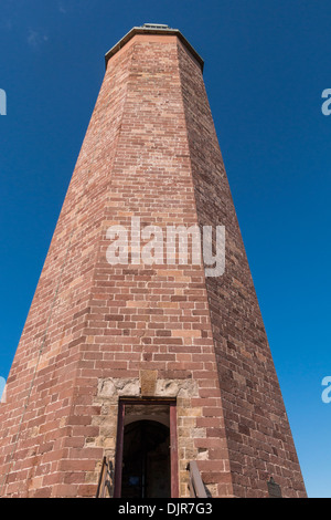 Old Cape Henry Lighthouse war der erste Leuchtturm, der von der United States Lighthouse Establishment (USLHE) gebaut wurde. Das Hotel liegt auf dem Gelände von Fort Story. Stockfoto