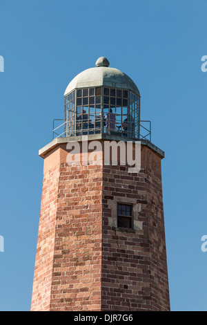 Old Cape Henry Lighthouse war der erste Leuchtturm, der von der United States Lighthouse Establishment (USLHE) gebaut wurde. Das Hotel liegt auf dem Gelände von Fort Story. Stockfoto