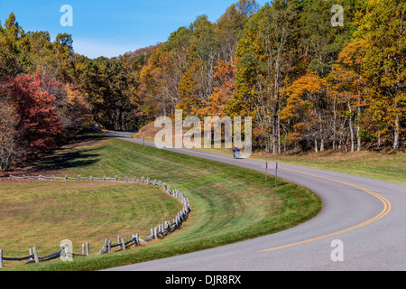 Motorradfahrer auf dem Blue Ridge Parkway im Herbst in Virginia. Stockfoto