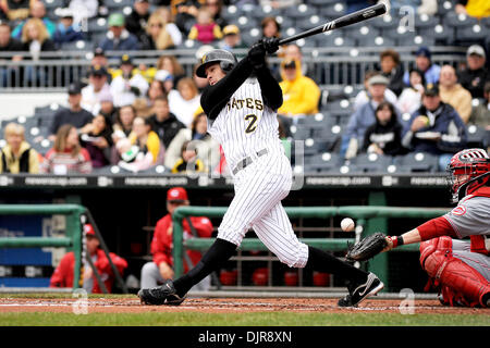 18. April 2010 - Pittsburgh, PA, USA - 18. April 2010: Pittsburgh Pirates dritte Baseman Bobby Crosby (2) Foulspiel von einer aus Cincinnati Reds Catcher Ryan Hanigan (29) nicht den Ball im zweiten Inning in Spiel 3 der Serie zwischen den Piraten und Rottöne im PNC Park in Pittsburgh, Pennsylvania zu fangen... Piraten gewann das Spiel mit 5: 3 und fegte die Serie. Obligatorische Credit: Dean Beattie / Southcreek Stockfoto