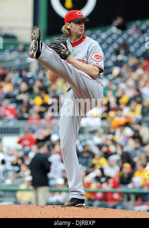 18. April 2010 - Pittsburgh, PA, USA - 18. April 2010: Cincinnati Reds ab Krug Bronson Arroyo (61) windet sich im ersten Inning von Spiel 3 der Serie zwischen gegen die Pittsburgh Pirates im PNC Park in Pittsburgh, PA. Piraten gewann das Spiel mit 5: 3 und fegte die Serie... Obligatorische Credit: Dean Beattie / Southcreek Global Media (Kredit-Bild: © Dean Beattie/Southcreek Global/Z Stockfoto