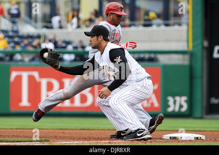 18. April 2010 - Pittsburgh, PA, USA - 18. April 2010: Cincinnati Reds Shortstop Orlando Cabrera (2) kaum schlägt den Wurf zu Pittsburgh Pirates erster Basisspieler Garrett Jones (46), als er versuchte, in Spiel 3 der Serie zwischen den Piraten und Rottöne im PNC Park in Pittsburgh, PA führen aus... Piraten gewann das Spiel mit 5: 3 und fegte die Serie... Obligatorische Credit: Dean Beattie / Southcreek Globa Stockfoto