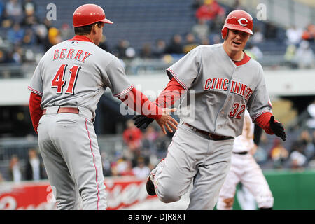 18. April 2010 - Pittsburgh, PA, USA - 18. April 2010: Cincinnati Reds Outfielder Jay Bruce (32) ist im fünften Inning nach seine Single Homerun in Spiel 3 der Serie zwischen den Pittsburgh Pirates im PNC Park in Pittsburgh, PA. erschossen von Cincinnati Reds dritten Base Trainer Mark Berry (41) gratulierte... Obligatorische Credit: Dean Beattie / Southcreek Global Media (Kredit-Bild: © Dean Stockfoto