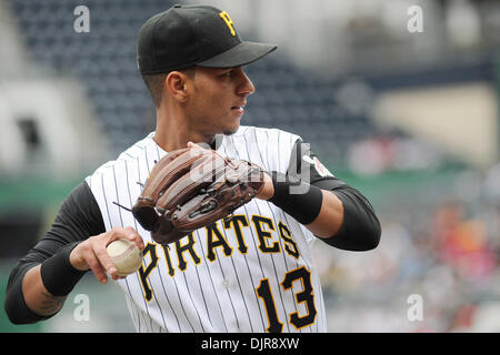 18. April 2010 - Pittsburgh, PA, USA - 18. April 2010: Pittsburgh Pirates Shortstop Ronny Cedeno (13) erwärmt sich vor Beginn des Spiel 3 der Serie zwischen den Piraten und Cincinnati Reds im PNC Park in Pittsburgh, PA... Piraten gewann das Spiel mit 5: 3 und fegte die Serie... Obligatorische Credit: Dean Beattie / Southcreek Global Media (Kredit-Bild: © Dean Beattie/Southcreek Global/ZUMApress Stockfoto